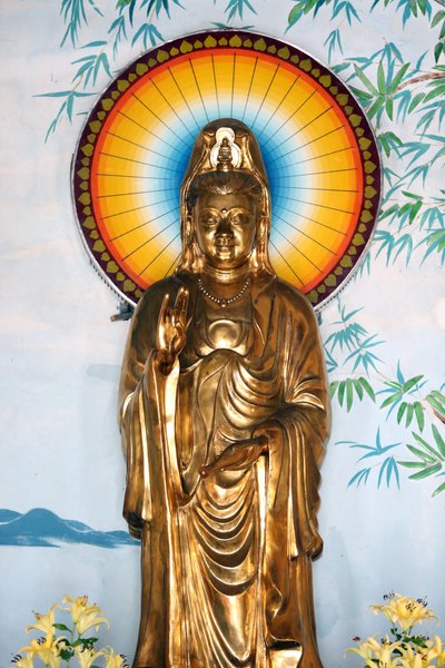 लिन्ह उनग बौद्ध शिवालय। क्वान एम बोधिसत्व करुणा या दया की देवी। संरक्षण का इशारा (अभय)। दनांग। वियतनाम द्वारा अज्ञात