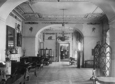 1920 के दशक की शुरुआत में मैरीनो मैनर घर में रहने का कमरा द्वारा अज्ञात