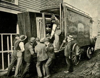 हटाने के लिए एक वैन पर कैमरा लोड हो रहा है, 1901। द्वारा अज्ञात