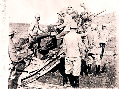 155 मिमी बंदूक में लोड हो रहा है, c1914-c1918 द्वारा अज्ञात