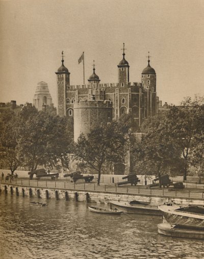टॉवर ब्रिज से लोंडोंस सबसे पुराना और सबसे नया सार्वजनिक भवन, c1935। द्वारा अज्ञात