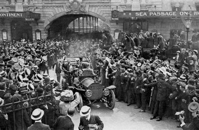 25 जुलाई 1909 को लंदन के सावॉय होटल के लिए लुईस ब्लेयर द्वारा अज्ञात