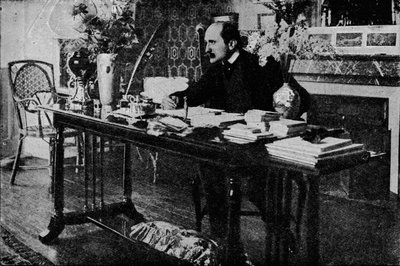 एम। रुस्तंद अपनी लाइब्रेरी में, c1902, 1903 द्वारा अज्ञात