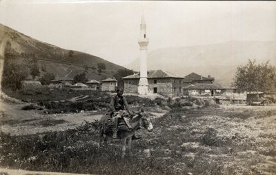 मैसेडोइन, ग्रीस: मीनार के सामने गधे पर बैठा एक आदमी - पोस्टकार्ड 1914-1918 द्वारा अज्ञात