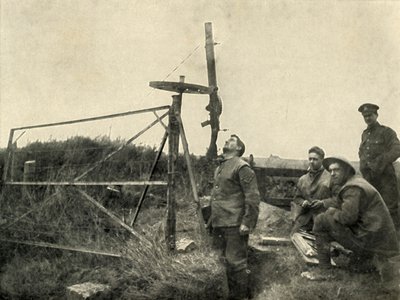 मशीन गन माउंटेड ऑन व्हील ..., 1919। द्वारा अज्ञात