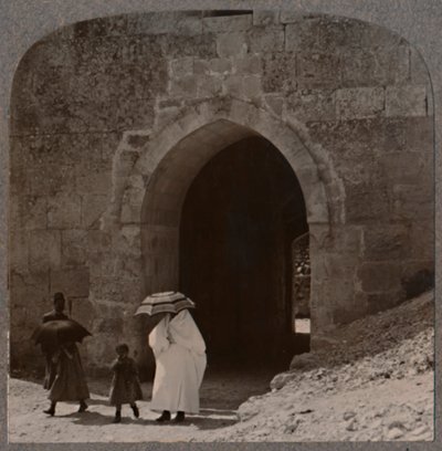हेरोड्स गेट द्वारा यरूशलेम में प्रवेश करने वाली महोमेदान महिलाएं, c1900 द्वारा अज्ञात