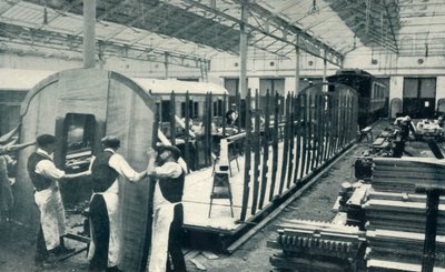 एक रेलवे कैरिज, 1922 बनाना। द्वारा अज्ञात