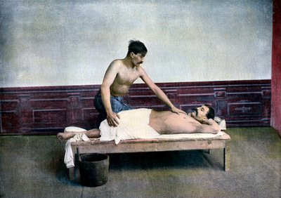 स्नान घर में मालिश करने वाला मनुष्य, c1890 द्वारा अज्ञात