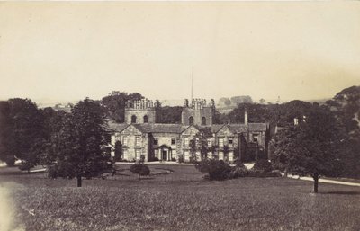 1860 के दशक में मैदान से देखे गए दो टावरों वाला मैनर हाउस। द्वारा अज्ञात