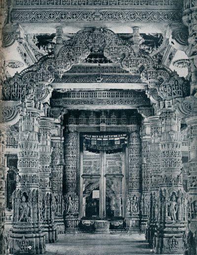 दिलवाड़ा, माउंट आबू में एक जैन मंदिर के प्रवेश द्वार पर संगमरमर की मूर्तिकला, c1100। द्वारा अज्ञात