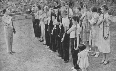 द्वितीय विश्व युद्ध 1940 में राइफल ड्रिल में प्रशिक्षित महिला स्वयंसेवी रक्षा वाहिनी के सदस्य द्वारा अज्ञात
