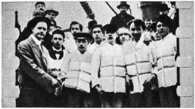 टाइटैनिक के चालक दल के सदस्य अपने जीवन जैकेट, 1912 में द्वारा अज्ञात