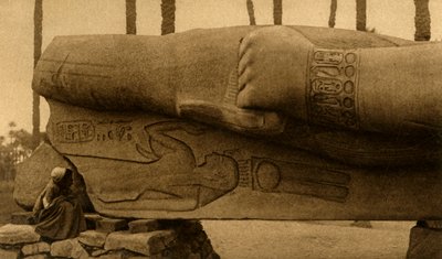 मेम्फिस - द कोलोसल स्टैच्यू ऑफ रमेस II डिटेल, c1918-c1939। द्वारा अज्ञात