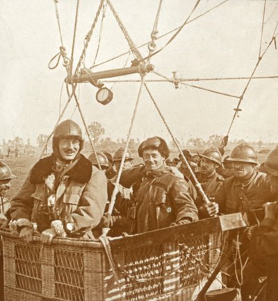 अवलोकन गुब्बारे की टोकरी में पुरुष, c1914-c1918 द्वारा अज्ञात