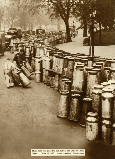 लंदन के जनरल स्ट्राइक, 1926, 1935 के दौरान हाइड पार्क में दूध का मंथन। द्वारा अज्ञात
