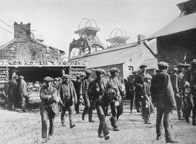 1915 की हड़ताल के नोटिसों की समाप्ति के बाद मीनार छोड़ते हुए खनिक द्वारा अज्ञात
