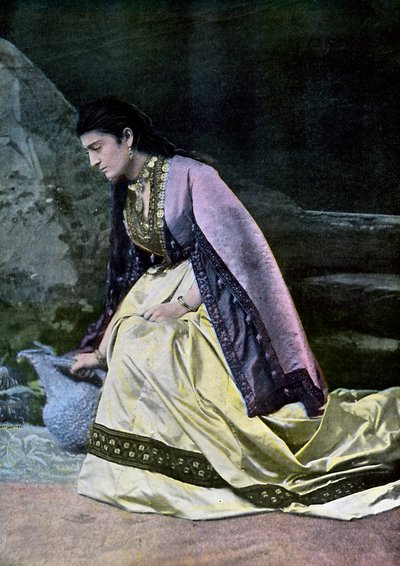 पानी इकट्ठा करने वाली महिला मिंग्रेलीन, c1890 द्वारा अज्ञात