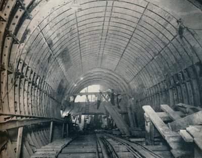 पाइरनेसी का आधुनिक अनुकरण: 1929 में पिकाडिली सर्कस स्टेशन में 3 एस्केलेटर टनल द्वारा अज्ञात