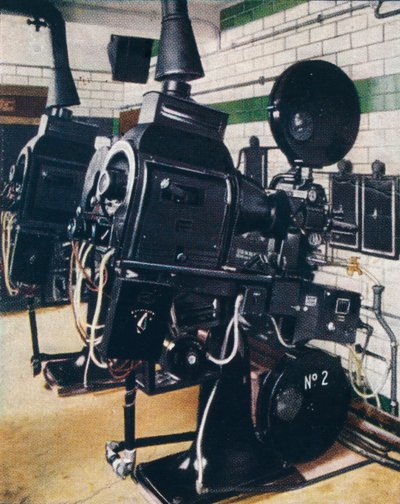आधुनिक सिनेमा ऑपरेटिंग बॉक्स, 1938 द्वारा अज्ञात