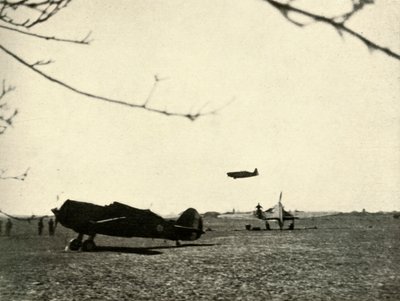 फ्रेंच कर्टिस हॉक और हरिकेन, 1939-1940, 1941 के साथ वासिनकोर्ट एरोड्रोम में मोरेन 406। द्वारा अज्ञात