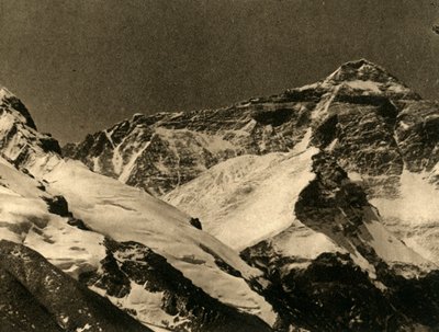 बेस कैंप से माउंट एवरेस्ट, c1918-c1939। द्वारा अज्ञात