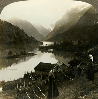 माउंटेन-दीवार वाली लून झील - सेटेन फार्म, नॉर्वे से c1905 - सुंदरता और भव्यता में बेजोड़। द्वारा अज्ञात