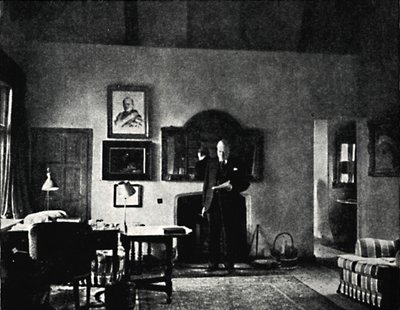 मिस्टर चर्चिल इन हिज स्टडी इन वेस्टरहम, 1930, 1945। द्वारा अज्ञात