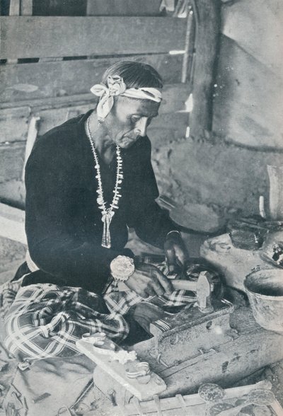 नवाजो सिल्वर और फ़िरोज़ा ज्वैलरी, 1931 द्वारा अज्ञात