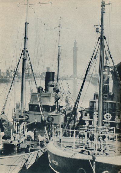 नवल ट्रॉलर, एचएमएस लिफी ग्रिस्बी डॉक्स, 1937 में एक ग्रिम्सबी मछली पकड़ने के पोत के साथ द्वारा अज्ञात