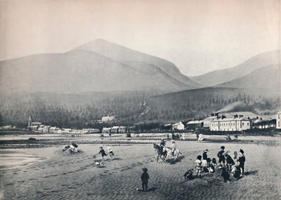 न्यूकैसल, कं डाउन। - द स्ट्रैंड, स्लीव डोनार्ड के साथ, 1895 द्वारा अज्ञात