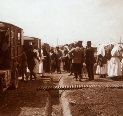 नर्स और रेड क्रॉस एम्बुलेंस, c1914-c1918 द्वारा अज्ञात