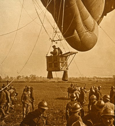 बैराज गुब्बारे से दुश्मन की स्थिति का अवलोकन, c1914-c1918 द्वारा अज्ञात