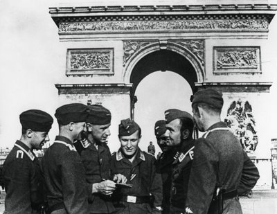 जून 1940 को पेरिस के आर्क डी ट्रायम्फ में जर्मन सैनिकों की भर्ती द्वारा अज्ञात