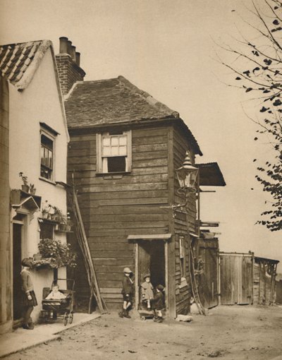 हाईवेगेट में पुराने घर जिनके दरवाजे ग्रामीणों ने कोच पास देखे। c1935। द्वारा अज्ञात