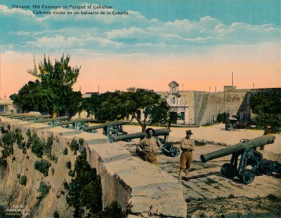 ला काबाना किले, हवाना, क्यूबा, c1920 में एक पैरापेट पर पुरानी तोपें द्वारा अज्ञात