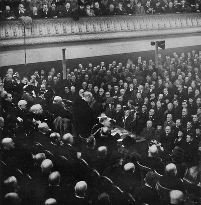 27 जनवरी को, श्री चर्चिल ने फ्री ट्रेड हॉल, मैनचेस्टर, 1913, 1945 में एक दर्शकों को संबोधित किया द्वारा अज्ञात