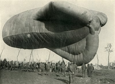 हमारे अवलोकन गुब्बारे में से एक, 1919। द्वारा अज्ञात
