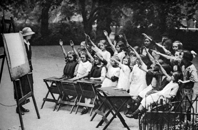 लन्दनइन्स इन फील्ड्स, लंदन में 1926-1927 में ओपन एयर क्लास द्वारा अज्ञात