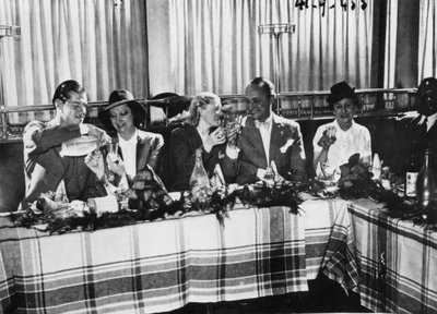 लोकप्रिय फ्रांसीसी गायकों द्वारा एक रेस्तरां का उद्घाटन, पेरिस, 1941 सितंबर द्वारा अज्ञात