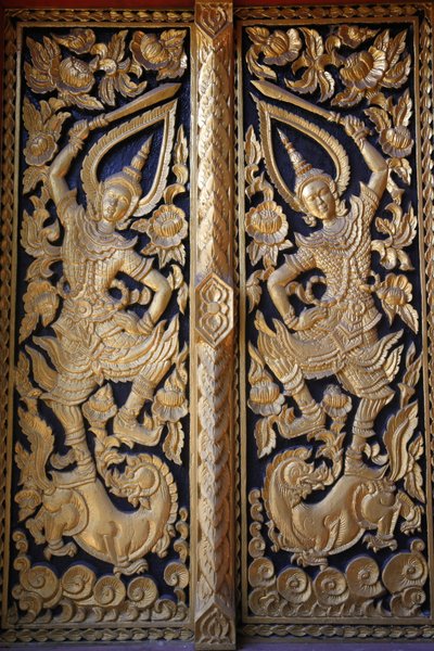 वाट चेदि लुआंग, चियांग माई में अलंकृत मंदिर का दरवाजा। थाईलैंड द्वारा अज्ञात
