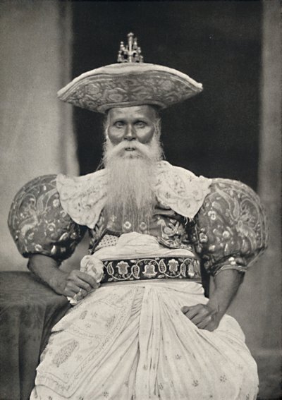 पुरानी सिंहली पोशाक, 1926 में कैंडी में स्थानीय परिषद द्वारा अज्ञात