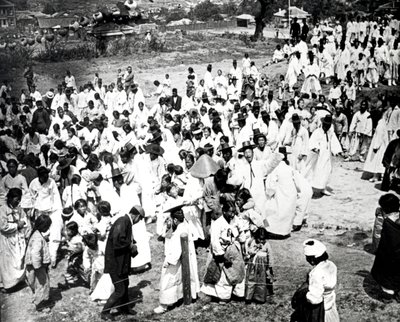 आउटडोर सभा, कोरिया, 1900 द्वारा अज्ञात