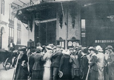 पेरिस प्रावधान स्टोर के बाहर शहर के एक घेराबंदी की आशंका थी, c1914 द्वारा अज्ञात