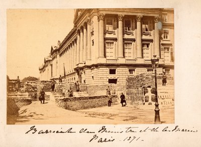 पेरिस कम्यून (1871): पेरिस में समुद्री मंत्रालय (होटल डे ला मरीन या होटल डू गार्डे मेउबल) के सामने प्लेस डे ला कॉनकॉर्ड की बाड़ का दृश्य। अनाम फोटोग्राफी। कार्डबोर्ड डिम पर प्रिंट करें। 22x14 सेमी द्वारा अज्ञात