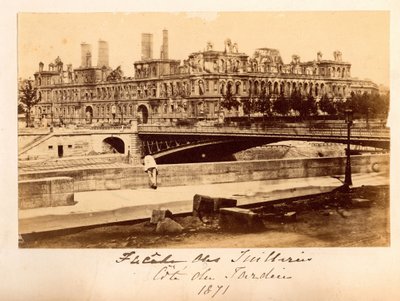 पेरिस कम्यून (1871): मई 1871 की आग के बाद आर्कोल और होटल डी विले के पुल का दृश्य। बेनामी फोटोग्राफी। कार्डबोर्ड पर प्रिंट करें द्वारा अज्ञात