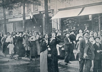 पेरिस की भीड़ ने शहर में उड़ान भर रहे जर्मन विमानों में से एक को देखा, c1914 द्वारा अज्ञात