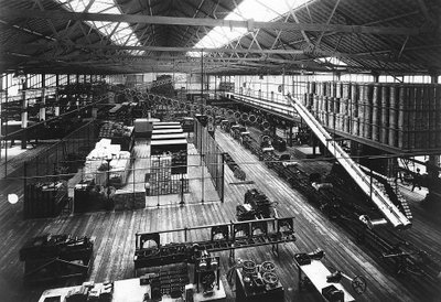 Fords Highland Park factory, Detroit, Michigan, USA, c1914 में उत्पादन लाइन का हिस्सा द्वारा अज्ञात