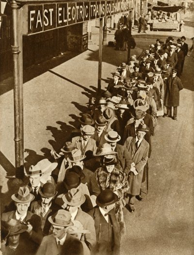 1919, 1935 की रेलवे हड़ताल के दौरान लंदन के गोल्डहॉक रोड स्टेशन पर इंतजार कर रहे यात्री। द्वारा अज्ञात