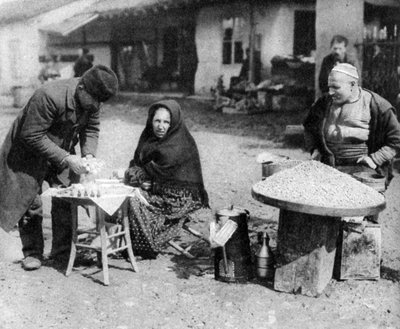 मूंगफली और सुगंधित पेडलर्स, सोफिया, बुल्गारिया, c1923 द्वारा अज्ञात
