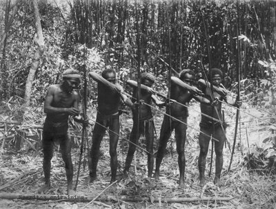 फिलीपींस: c.1890 नेग्रिटो जनजाति के पुरुष सदस्य अपने शिकार कौशल दिखा रहे हैं (b/w फोटो) द्वारा अज्ञात